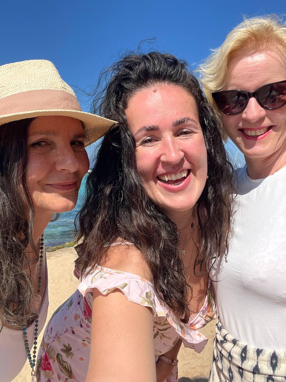 Ein gemeinsames Urlaubs-Selfie von Petra, Katharina und Maren am Meer.