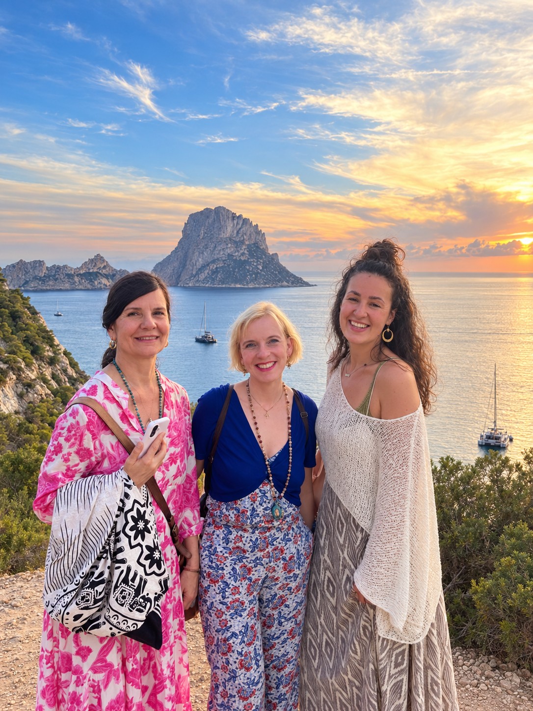 Petra, Maren und Katharina gemeinsam vor dem Meer auf Ibiza.
